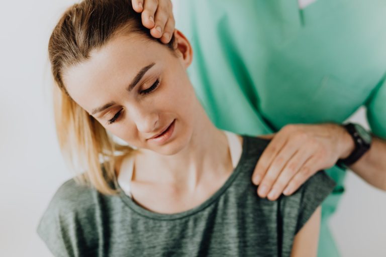 Une femme se fait manipuler la nuque pour la soulager de la douleur et des tensions